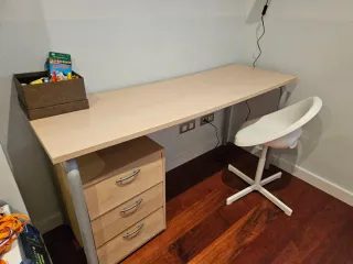 Escritorio con cajonera de madera y silla