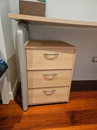 Escritorio con cajonera de madera y silla