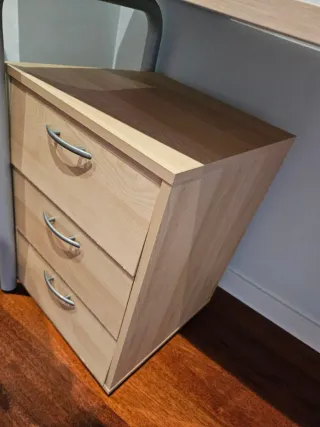 Escritorio con cajonera de madera y silla