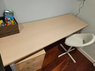 Escritorio con cajonera de madera y silla