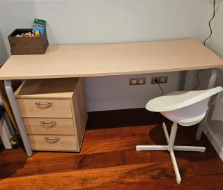 Escritorio con cajonera de madera y silla
