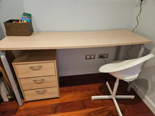 Escritorio con cajonera de madera y silla