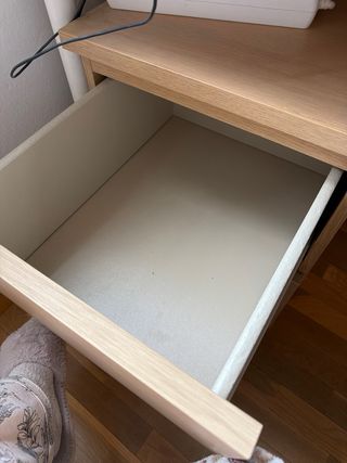 Mesita de noche Ikea madera clara con un desperfec