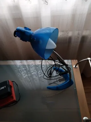 Lámpara de mesa azul de plástico con varias posici