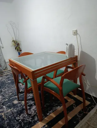 1️⃣ Mesa de comedor extensible con 4 sillas