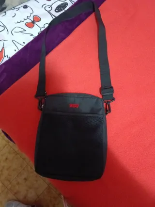 Bolso bandolera Levi's negro y rojo