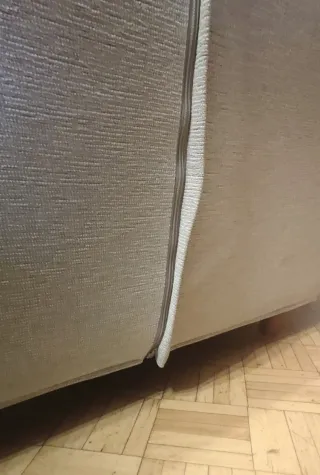 Sillón tapizado crema patas madera