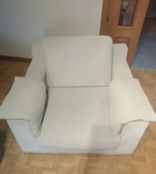 Sillón tapizado crema patas madera