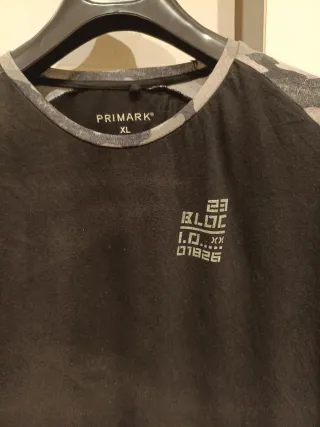 Camiseta negra Primark con mangas camuflaje .
