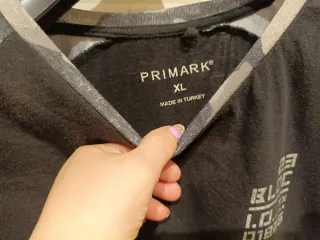 Camiseta negra Primark con mangas camuflaje .