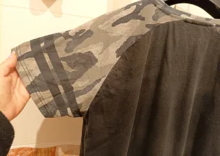 Camiseta negra Primark con mangas camuflaje .