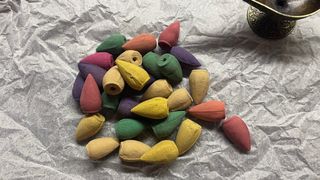 Lámpara quemador de incienso y conos