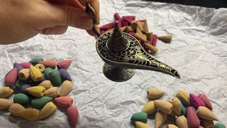 Lámpara quemador de incienso y conos