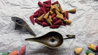 Lámpara quemador de incienso y conos