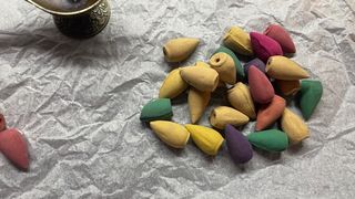 Lámpara quemador de incienso y conos