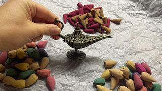 Lámpara quemador de incienso y conos