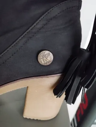 Botines negros con tacón y flecos