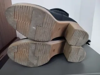 Botines negros con tacón y flecos