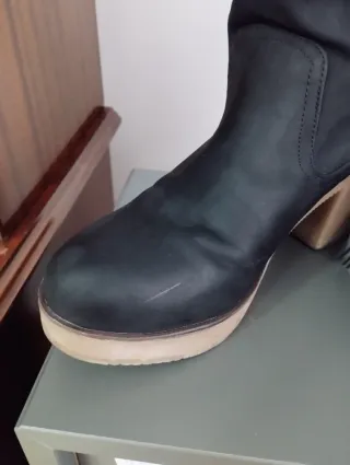 Botines negros con tacón y flecos