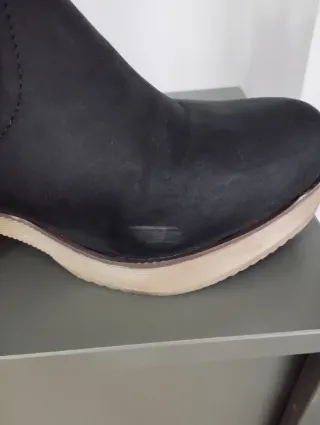 Botines negros con tacón y flecos