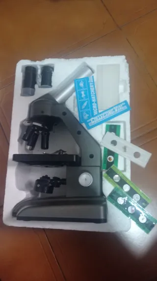 Microscopio de metal educativo con accesorios