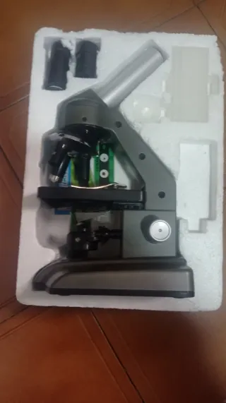 Microscopio de metal educativo con accesorios