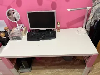 Escritorio blanco y rosa