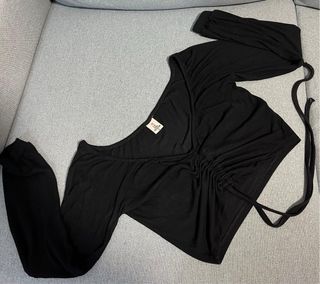 Crop top manga larga negro con tiras ajustables