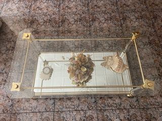 Mesa centro cristal y metal dorado, con espejo