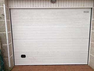 Puerta de garaje seccional automática