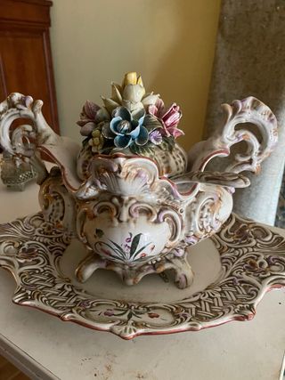 Antigua sopera de porcelana con flores