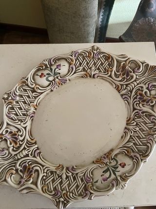 Antigua sopera de porcelana con flores