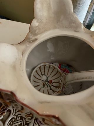 Antigua sopera de porcelana con flores