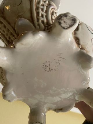 Antigua sopera de porcelana con flores