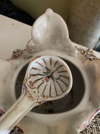 Antigua sopera de porcelana con flores