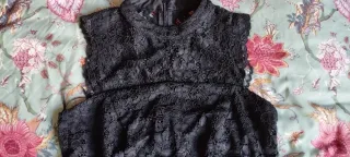 Vestido midi de encaje negro