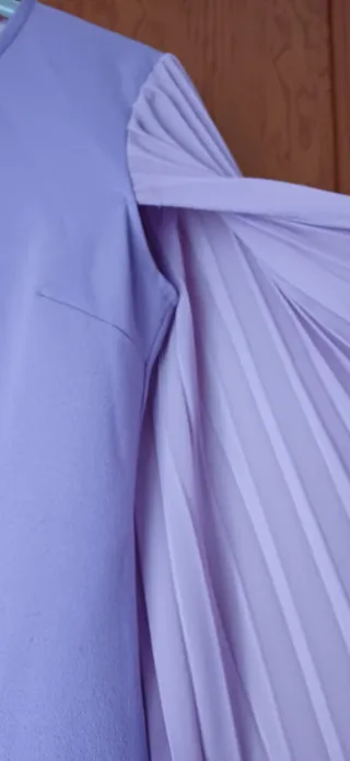 Vestido lila manga larga plisada