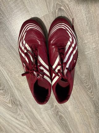 Zapatos de fútbol Adidas rojos