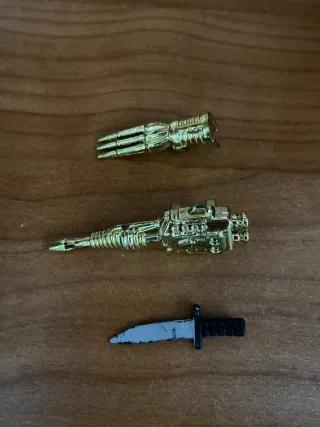 Accessori per action figure dorati