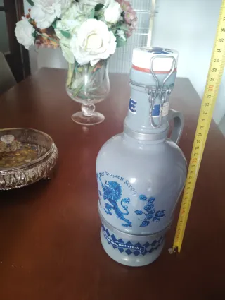 Botella de cerveza de cerámica con león