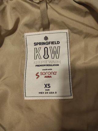 Chaqueta beige con capucha y pelo