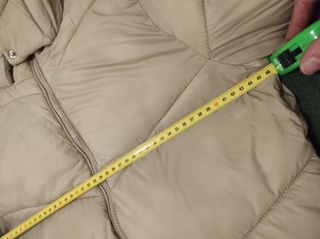 Chaqueta beige con capucha y pelo