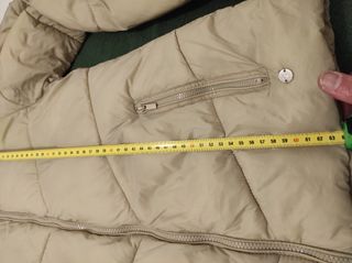 Chaqueta beige con capucha y pelo