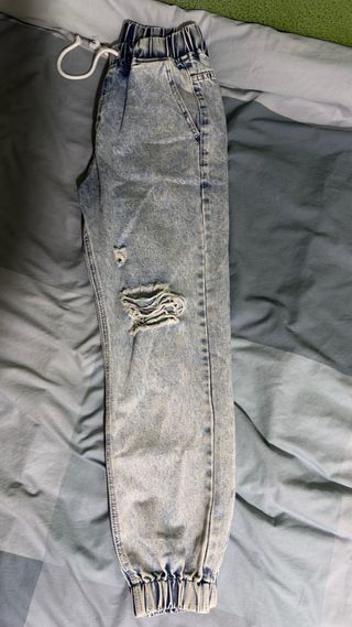 Pantalón vaquero desgarrado con puño