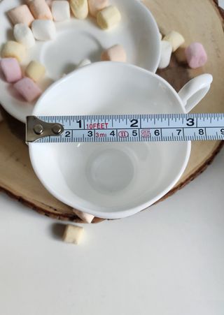 Taza y platillo de porcelana