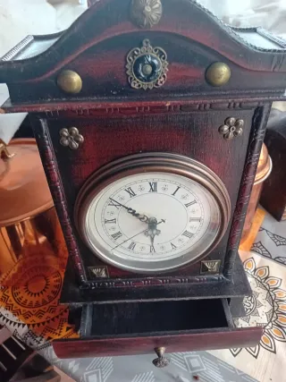 Reloj de sobremesa antiguo con cajón