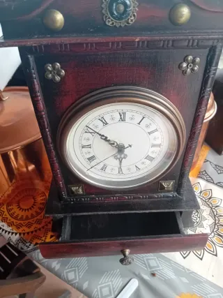 Reloj de sobremesa antiguo con cajón