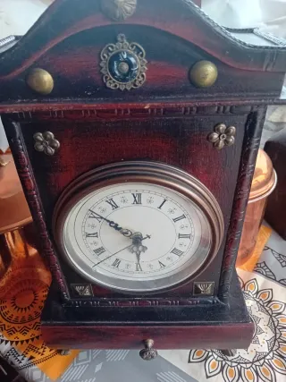 Reloj de sobremesa antiguo con cajón