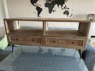 Mueble bajo de madera y ratán