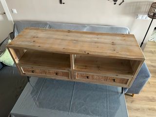 Mueble bajo de madera y ratán